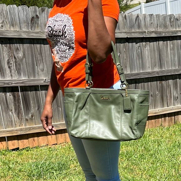 Coach East West Green Leather Tote Shoulder Bag - Picture 3 of 13